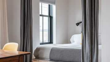 Suite studio Deluxe | Literie de qualité, minibar, décor unique, ameublement unique