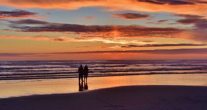 Warm Cottage w/ hot tub - across from the ocean and Damon Point