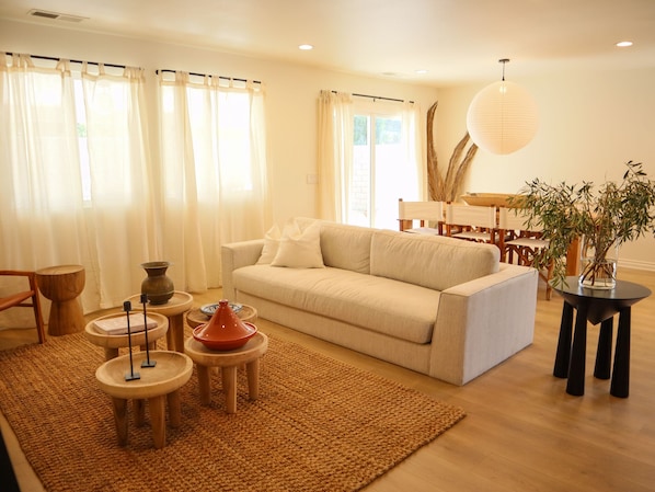 Smart TV - Beaux in the Desert- a desert oasis (Coachella)