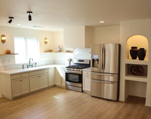 Fridge, microwave, oven, stovetop - Beaux in the Desert- a desert oasis (Coachella)