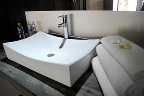 Ducha, cabezal de ducha tipo lluvia, bidé y toallas