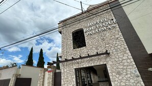 Um edifício de pedra com uma placa indicando 