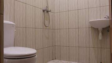 Chuveiro, produtos de toalete grátis, chinelos, toalhas de banho