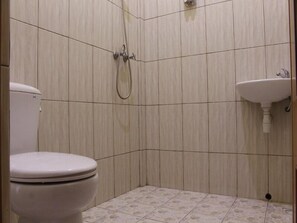 تجهيزات دش، مستلزمات مجانية للعناية الشخصية، خف للقدمين، مناشف