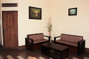 Escritorio y espacio para trabajar con laptop 