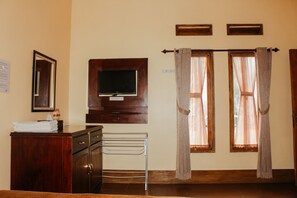 Desk, laptop workspace, soundproofing, free WiFi - SM Bromo Hotel (Ngadisari)