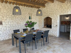Outdoor dining - Spacious, peaceful villa in 1 hectare grounds near Gordes (Goult)