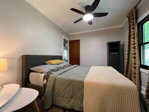 3 habitaciones, tabla de planchar con plancha, wifi y ropa de cama