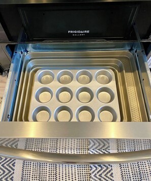 Un tiroir de cuisine contenant un moule à muffins de la marque Frigidaire Gallery.