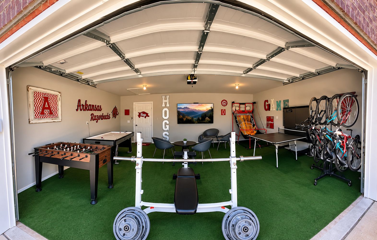 Een garage met een tafelvoetbaltafel, fitnessapparatuur, een pingpongtafel en een fietsenrek.