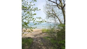 A dirt path leading to a beach with sparse vegetation and trees. - Hidden Hemlock Retreat Sauna, Spa Tub, Fireplace, 500M Wi-fi, L2+ EV Charger (Carsonville)