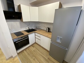 Frigorifero, forno, bollitore elettrico, pentole/stoviglie/utensili