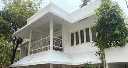 Clean & Spacious 3 bedroom - heart of city - peaceful, silent & nature friendly