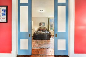 4 bedrooms, desk, iron/ironing board, free WiFi - Cheerful Home In A Vibrant & Walkable Area, Close To Downtown (Pittsburgh)