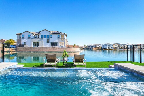 Lakefront with private Pool 4 master