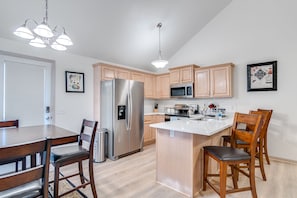 Kjøleskap, mikrobølgeovn, ovn og kokeplater