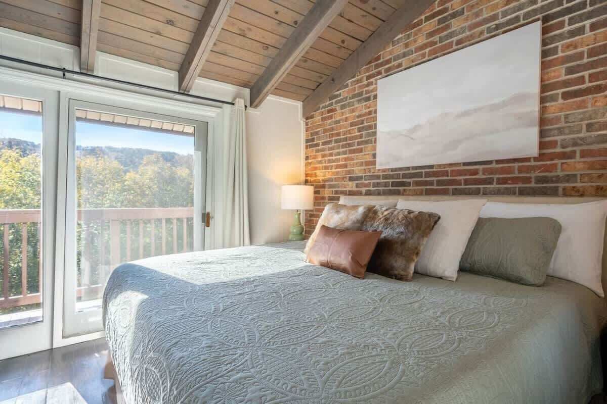 3 bedrooms, travel cot, free WiFi, bed sheets