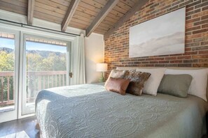 3 bedrooms, desk, travel crib, free WiFi