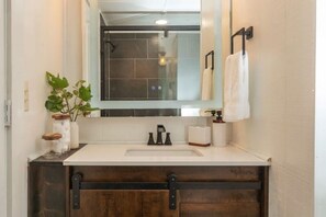 Douche, sèche-cheveux, serviettes fournies, savon