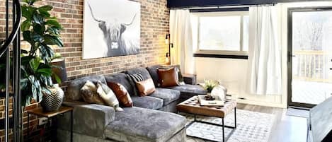 Smart-tv, een open haard, videospelletjes en boeken