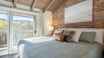 3 bedrooms, desk, travel crib, free WiFi