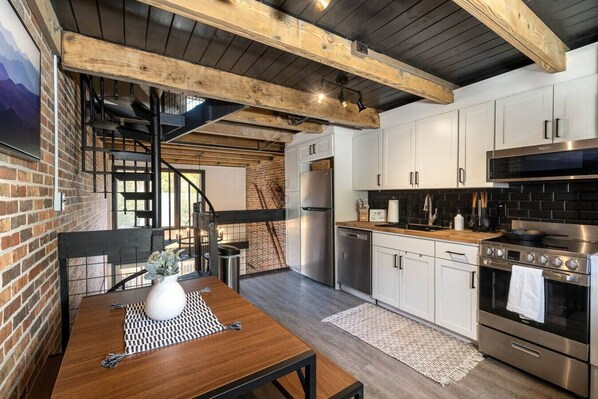 雪櫃、微波爐、焗爐、爐具