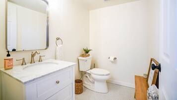 Douche, serviettes fournies, savon, papier toilette