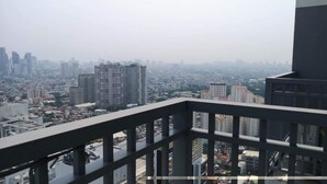 Un edificio de gran altura con vistas a un paisaje urbano.