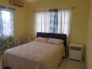 2 habitaciones, escritorio, tabla de planchar con plancha y wifi