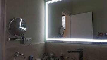 Chuveiro, secador de cabelo, toalhas de banho, sabonete
