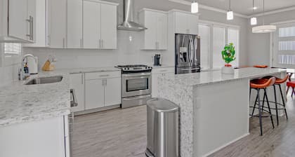 LA House 3 beds 
Modern Comfort Meets Cozy Charm