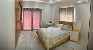 2 habitaciones, escritorio, tabla de planchar con plancha y wifi gratis 