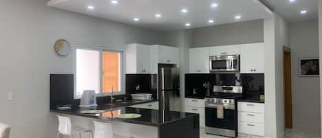 Réfrigérateur, micro-ondes, four, plaque de cuisson