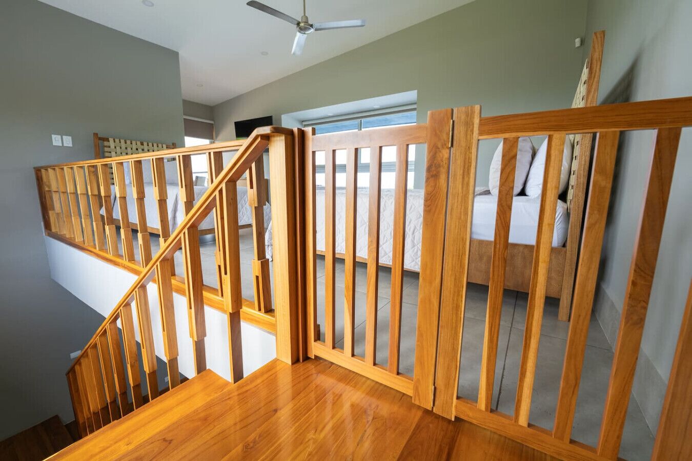 5 chambres, coffres-forts dans les chambres, bureau