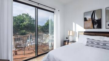 6 bedrooms, desk, iron/ironing board, travel crib