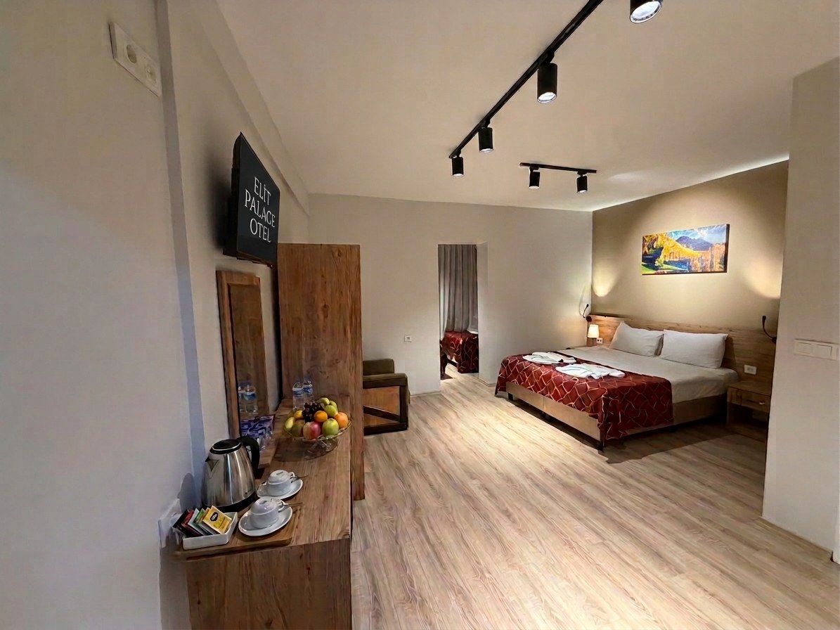 Una habitación de hotel con cama, mesita de noche y un cuadro en la pared.