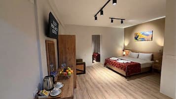 Una habitación de hotel con cama, mesita de noche y un cuadro en la pared.
