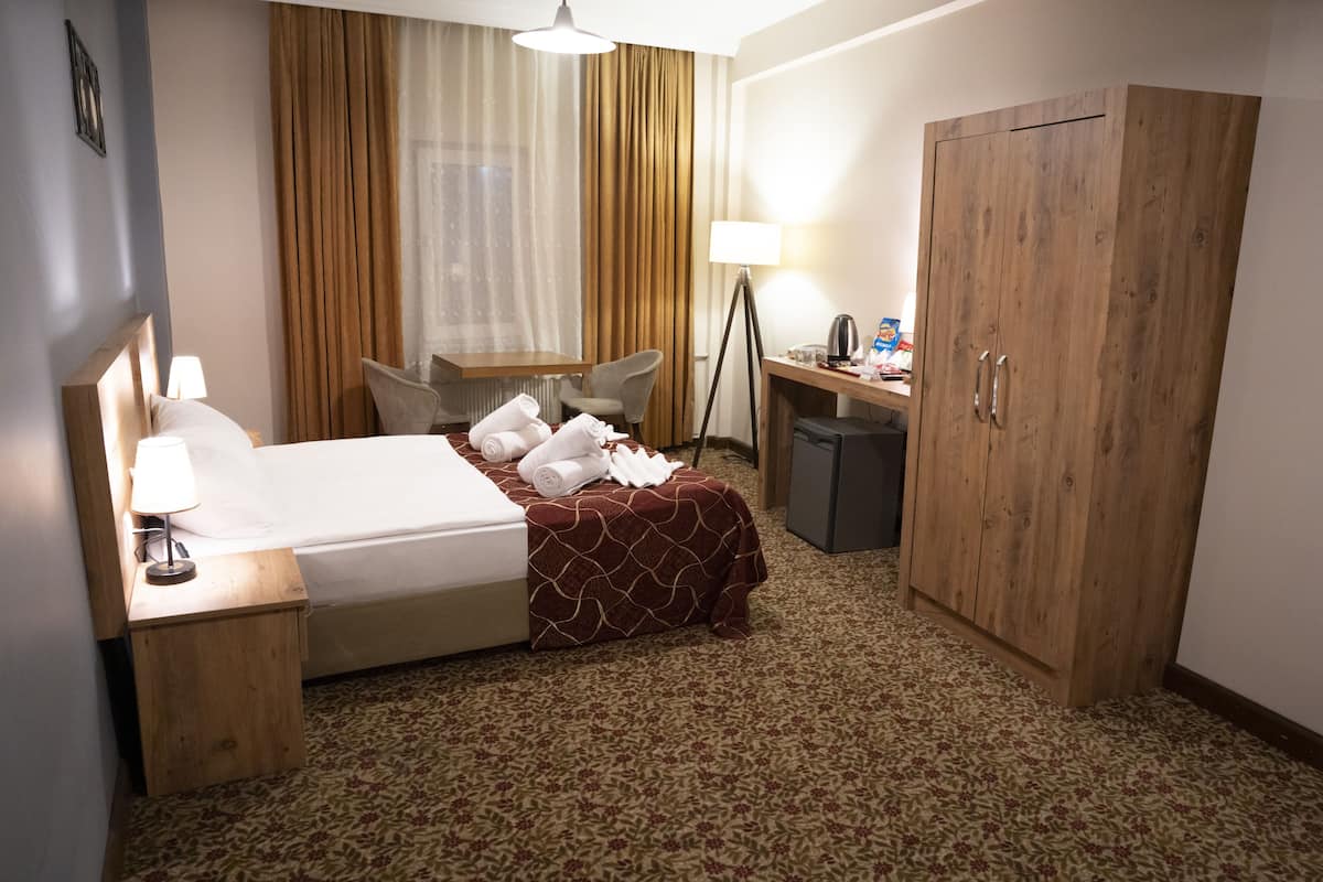 Habitación estándar con 1 cama matrimonial o 2 individuales | Sábanas italianas Frette, ropa de cama de alta calidad y edredón
