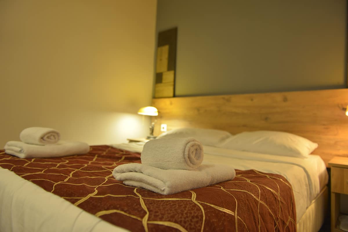 Habitación Deluxe | Sábanas italianas Frette, ropa de cama de alta calidad y edredón