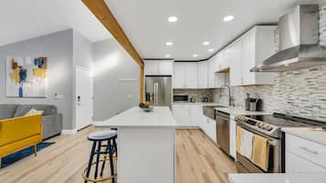 Fridge, microwave, stovetop, dishwasher