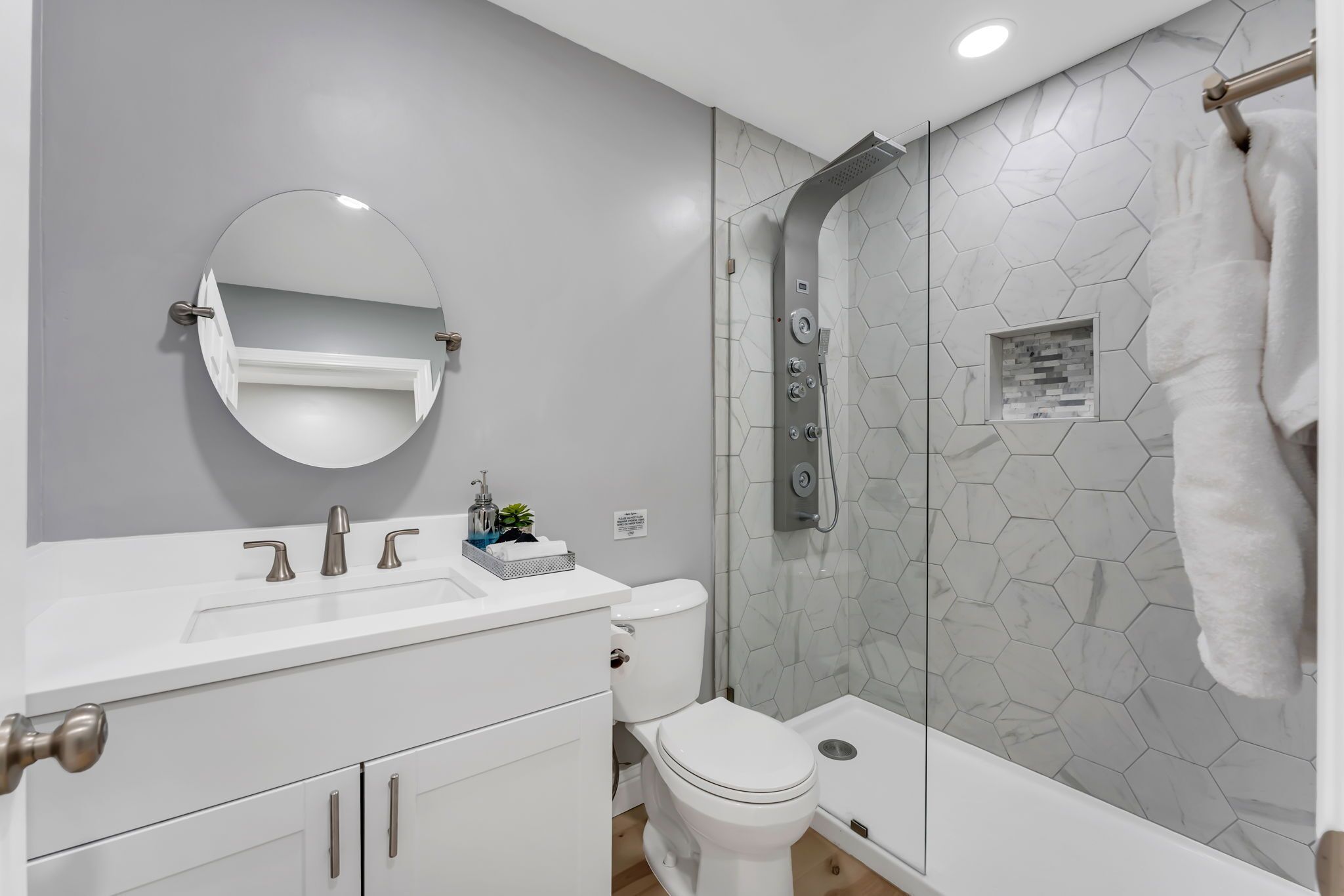 Douche, sèche-cheveux, serviettes fournies, savon