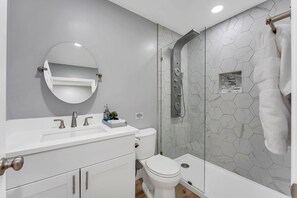 تجهيزات دش، مجففات شعر، مناشف، صابون