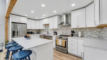 Fridge, microwave, stovetop, dishwasher