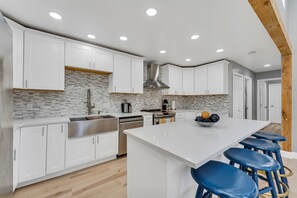 Fridge, microwave, stovetop, dishwasher