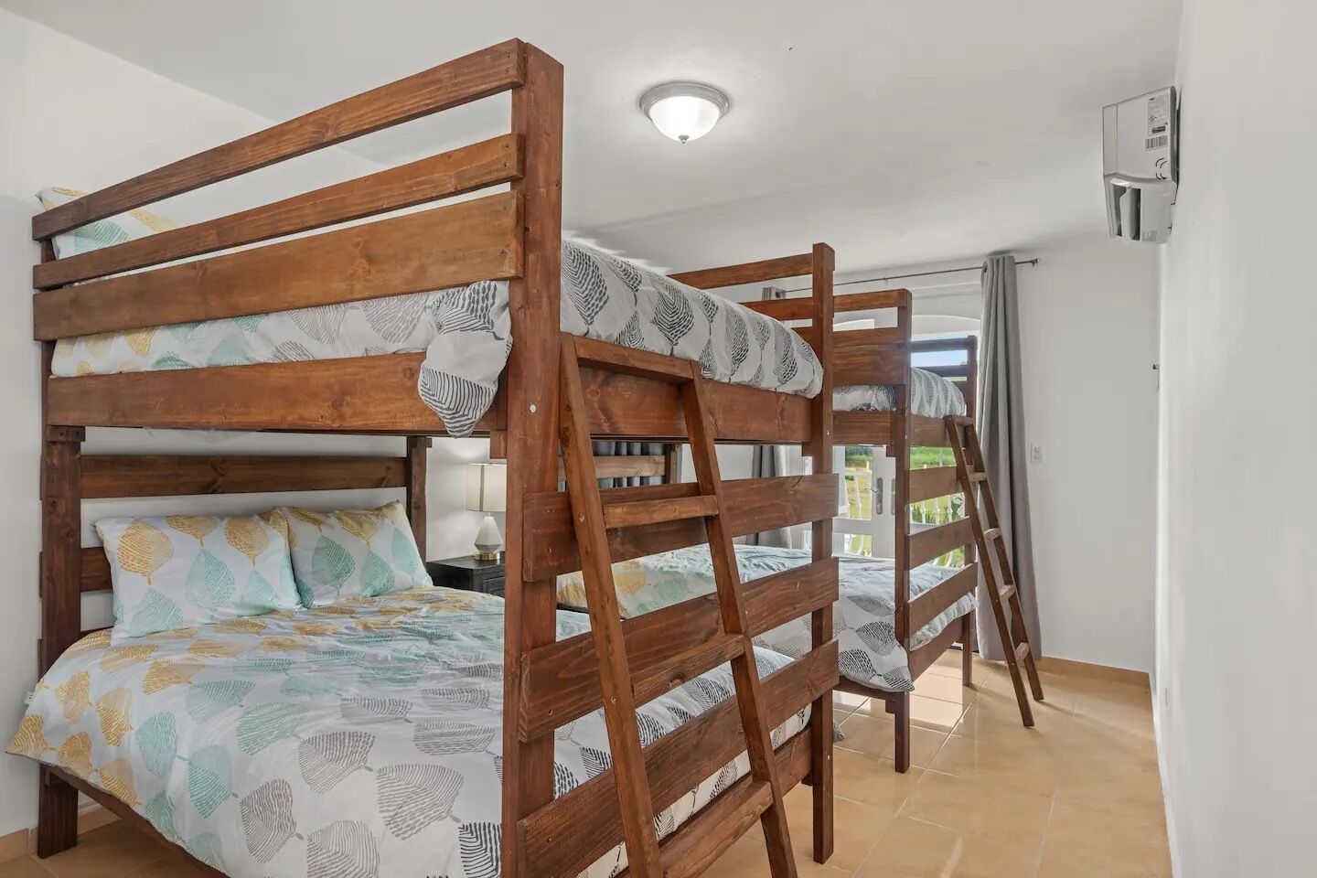 3 Schlafzimmer, Schreibtisch, Bügeleisen/Bügelbrett, WLAN