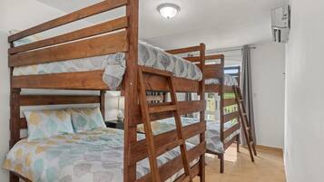 3 Schlafzimmer, Schreibtisch, Bügeleisen/Bügelbrett, WLAN
