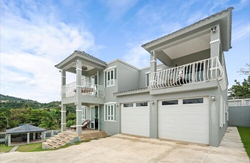 Famous villa with amazing private pool, billar and movie room with AC