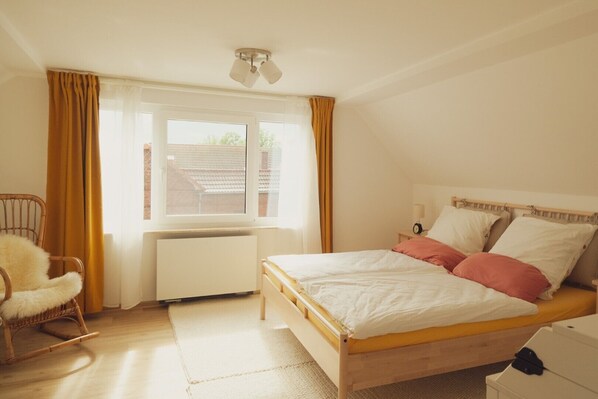 2 bedrooms, desk, travel cot, free WiFi