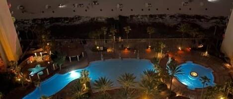 Alberca techada y alberca al aire libre