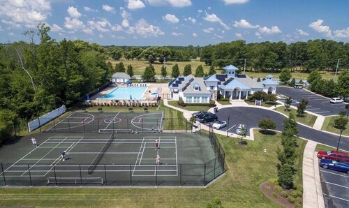 Beautiful 4 bed, 3 bath gated Townhome. Sleeps 8/10 just 5 mins to beach & shops